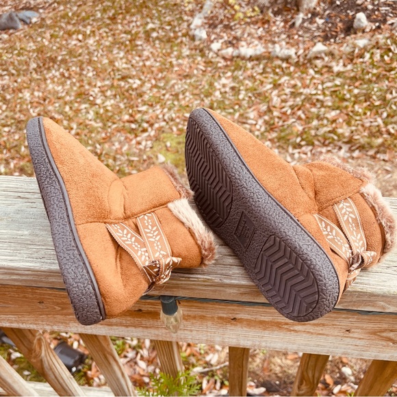 Isotoner Women's Microsuede Mallory Bootie with Bow Slippers - Picture 4 of 8